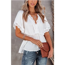 Белая приталенная блуза с V-образным вырезом и кружевной отделкой