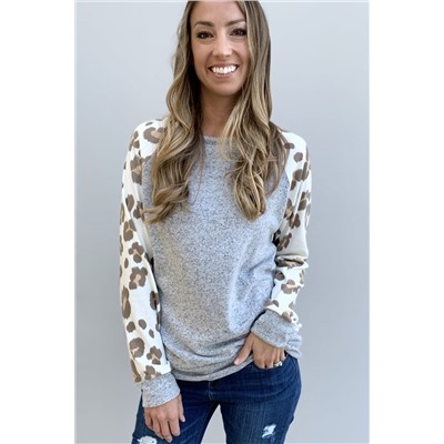 Серый пуловер-свитшот белыми рукавами-реглан с леопардовым принтом