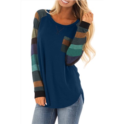 Синий пуловер с рукавами в разноцветную полоску