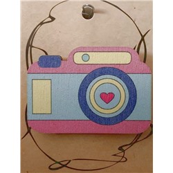 ЗН0067 Стильный деревянный значок "Фотоаппарат с сердцем"