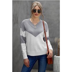 Серо-белый вязаный пуловер-свитер с V-образным