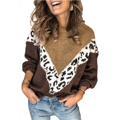 Коричневый свитер белым V-образным леопардовым принтом