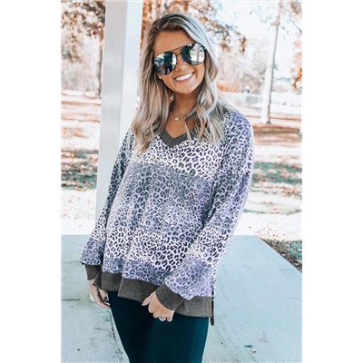 Серый пуловер-свитшот в разноцветную полоску с леопардовым принтом