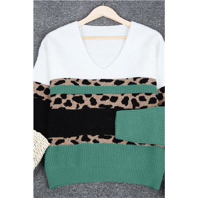 Зеленый вязаный свитер с черно-белыми вставками и леопардовым принтом