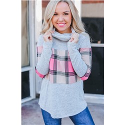 Серый пуловер с воротником-хомут и розовым клетчатым принтом