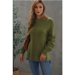 Зеленый свитер крупной вязки с воротником стойка и боковыми разрезами