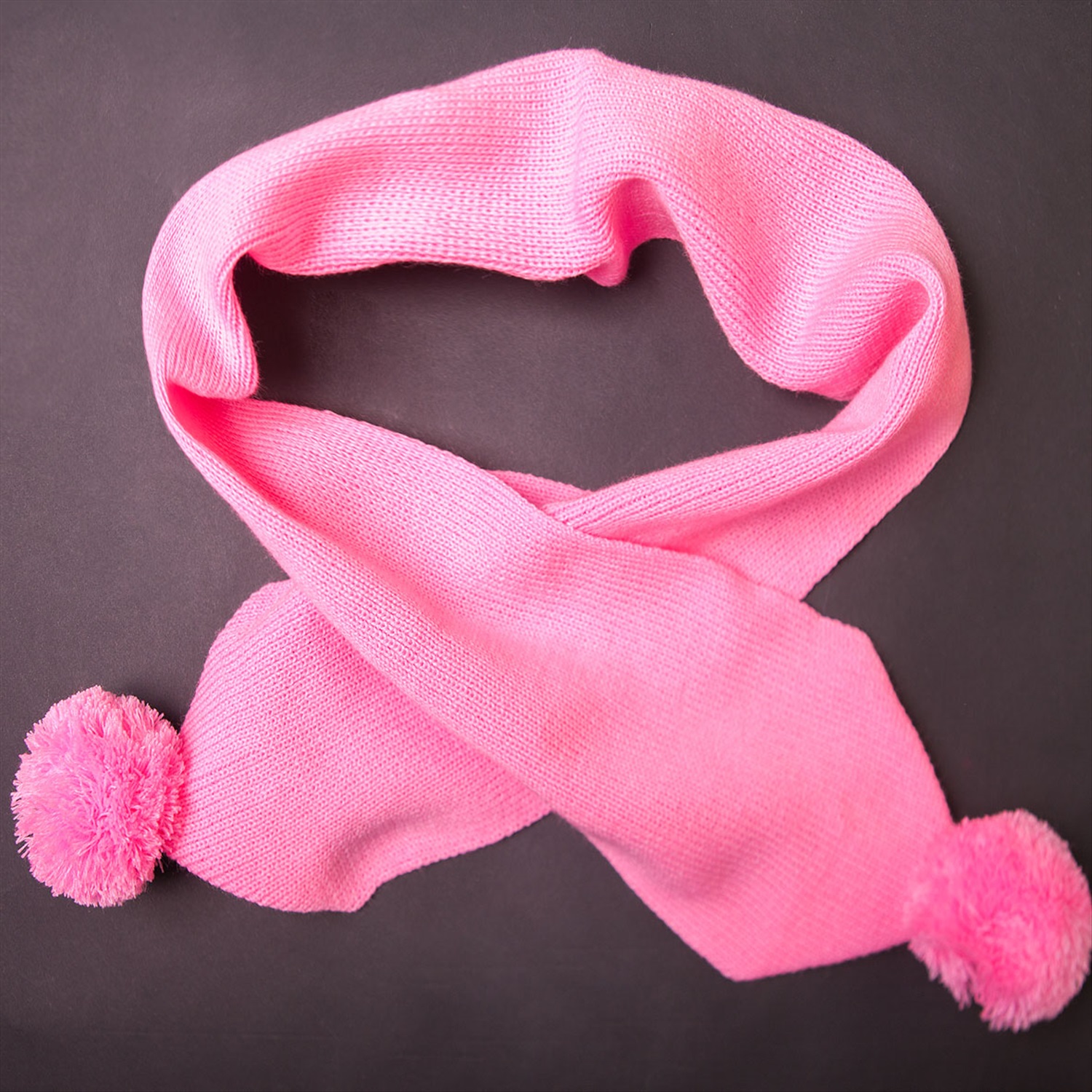 Розовые шапки и шарфы. Розовый шарф. Розовый шарфик. Шарф с бубонами. Шарф с бумпбонами.