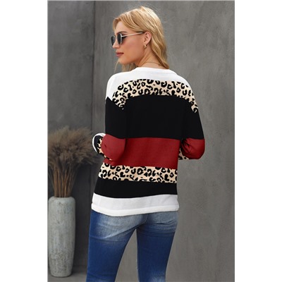 Красный свитер-пуловер с черно-белыми полосами и леопардовым принтом