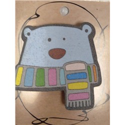 ЗН0015 Стильный деревянный значок "Медведь в шарфе"