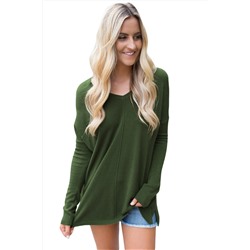 Зеленый свитер с V-образным вырезом и небольшими боковыми разрезами