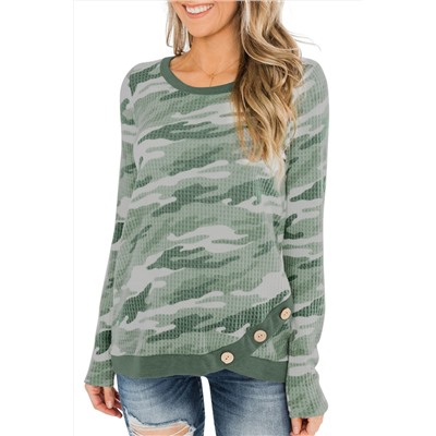 Зеленый асимметричный вязаный пуловер с камуфляжным принтом и декоративными пуговицами