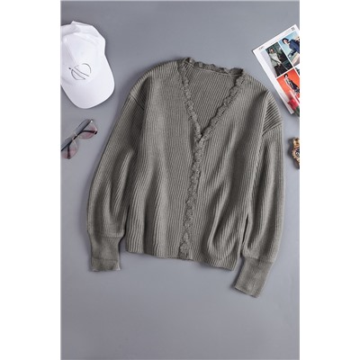 Серый вязаный свитер с V-образным вырезом с кружевной отделкой и пуговицами на манжетках