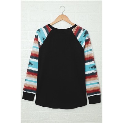 Черный пуловер с рукавами-реглан в разноцветную полоску