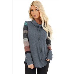 Серый пуловер с воротником-хомут и полосатыми разноцветными рукавами