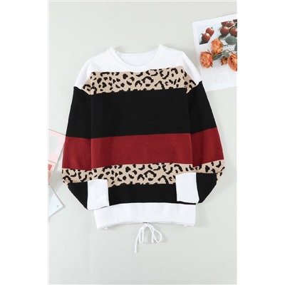 Красный свитер-пуловер с черно-белыми полосами и леопардовым принтом