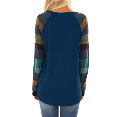 Синий пуловер с рукавами в разноцветную полоску