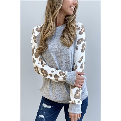 Серый пуловер-свитшот белыми рукавами-реглан с леопардовым принтом