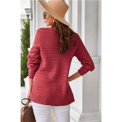 Красный свитер крупной вязки с воротником стойка и боковыми разрезами