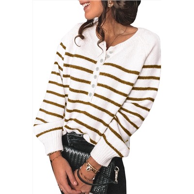 Белый свитер в коричневую полоску с круглым вырезом на пуговицах