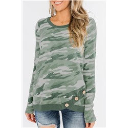 Зеленый асимметричный вязаный пуловер с камуфляжным принтом и декоративными пуговицами