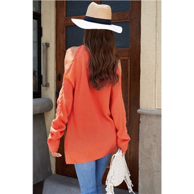 Оранжевый свитер с высоким воротником и открытыми плечами